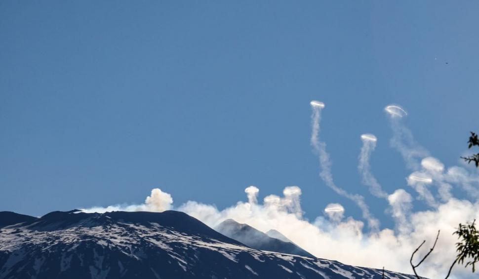 Fenomen misterios, extrem de rar, suprins în Italia. Imagini cu vulcanul Etna care aruncă "inele de fum” 896082