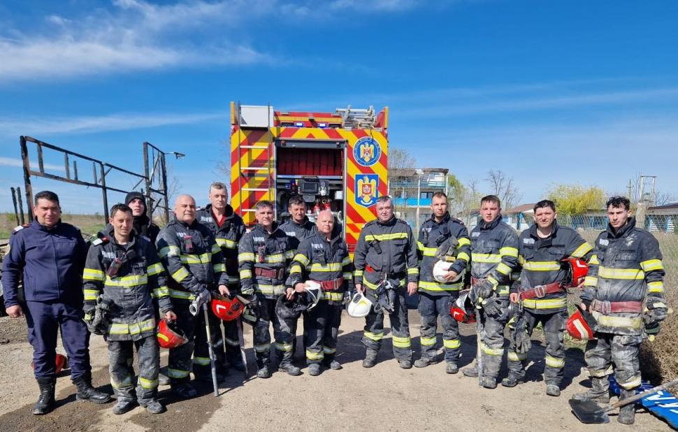 Ei sunt pompierii care s-au luptat peste patru ore cu flăcările la terasa de pe plaja Corbu. Au salvat și 20 de porumbei | ”Fiecare viață pentru noi contează” 896012