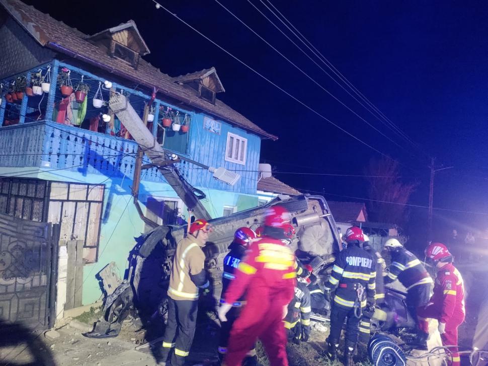 Accident cumplit în Vâlcea! Doi tineri de 15 și 22 de ani au murit, după ce au intrat cu mașina în stâlp 896133