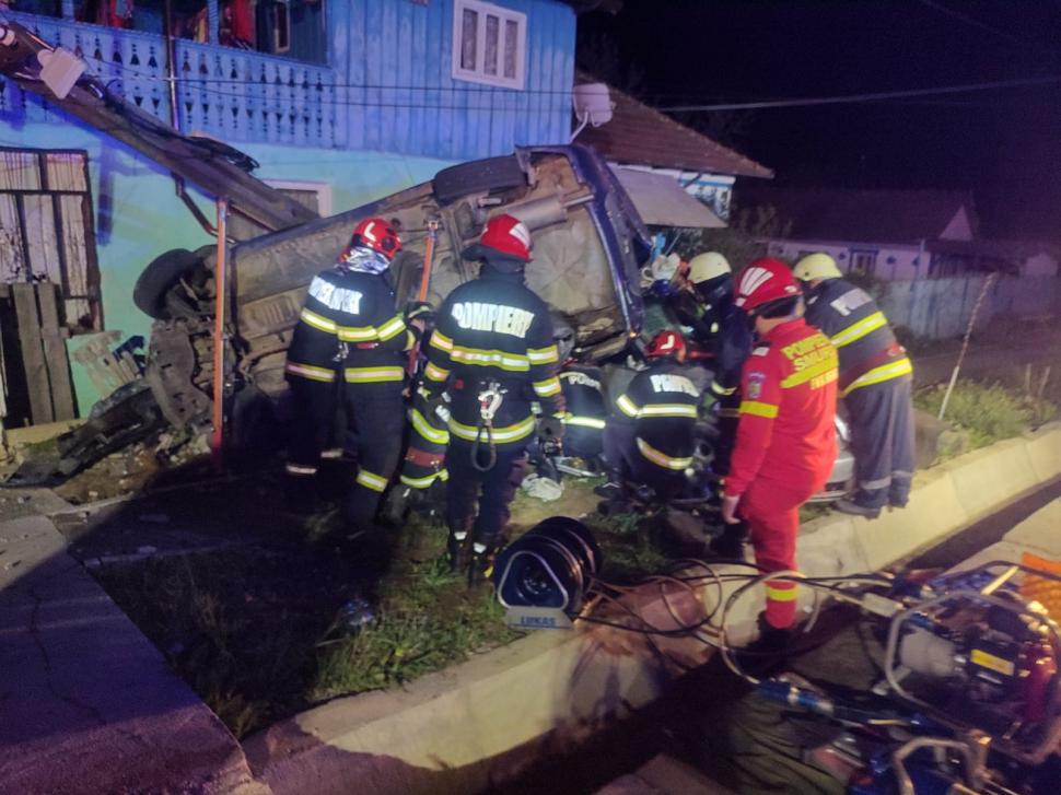 Accident cumplit în Vâlcea! Doi tineri de 15 și 22 de ani au murit, după ce au intrat cu mașina în stâlp 896134