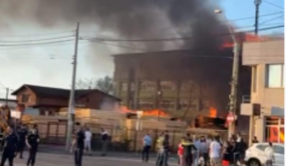 Incendiu violent în Bucureşti. Zeci de pompieri intervin 896187
