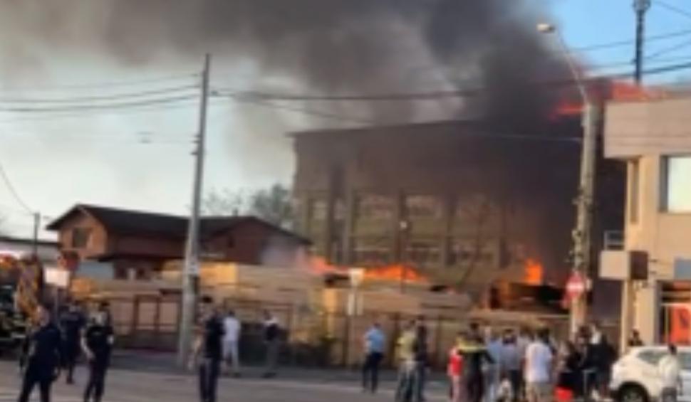 Incendiu violent în Bucureşti. Zeci de pompieri intervin 896188