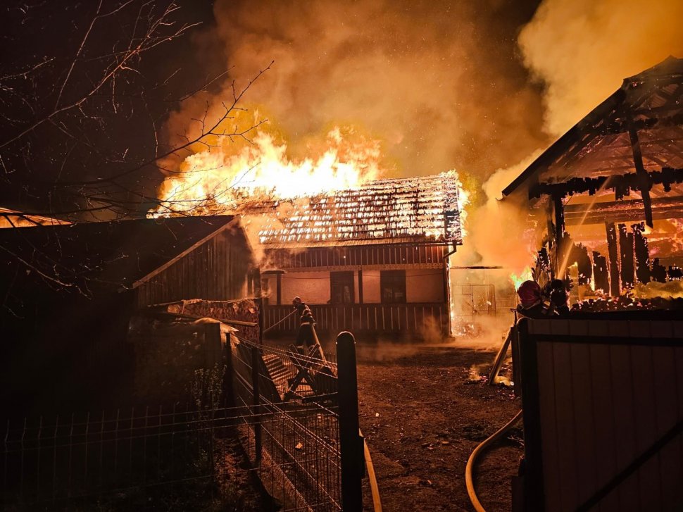 Incendiu devastator într-o gospodărie din Suceava. Proprietarilor li s-a făcut rău când au văzut dezastrul 