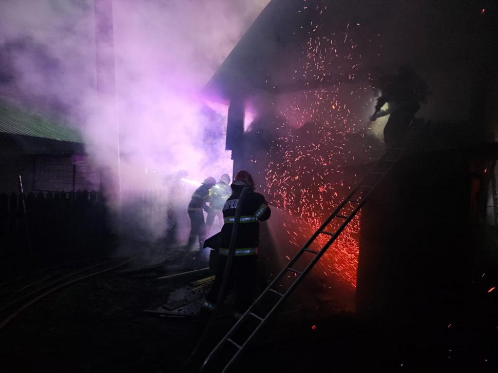 Incendiu devastator într-o gospodărie din Suceava. Proprietarilor li s-a făcut rău când au văzut dezastrul  896104