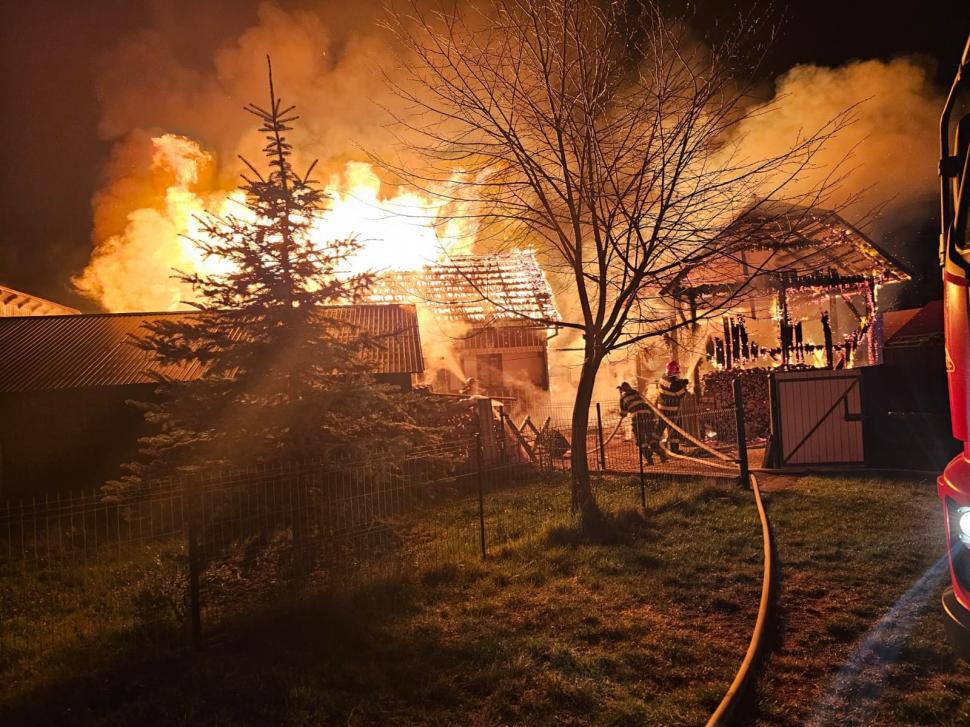 Incendiu devastator într-o gospodărie din Suceava. Proprietarilor li s-a făcut rău când au văzut dezastrul  896106