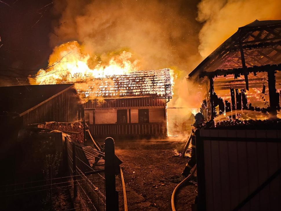 Incendiu devastator într-o gospodărie din Suceava. Proprietarilor li s-a făcut rău când au văzut dezastrul  896107