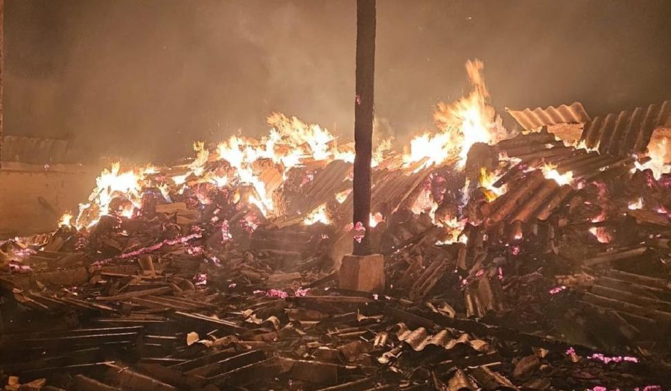 Incendiu puternic la un saivan, în Ostrov, județul Constanța. Au ars 200 de oi, sute de baloți de paie și trei tone de cereale 896138