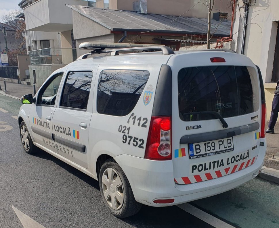 Patru mașini ale Poliției Locale din București au fost amendate pentru parcarea ilegală