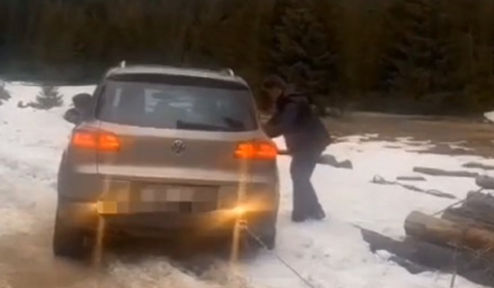 Mai mulţi turişti au rămas blocați cu mașinile în zăpadă, pe un drum forestier din Cluj. Apelul jandarmilor la cetăţeni