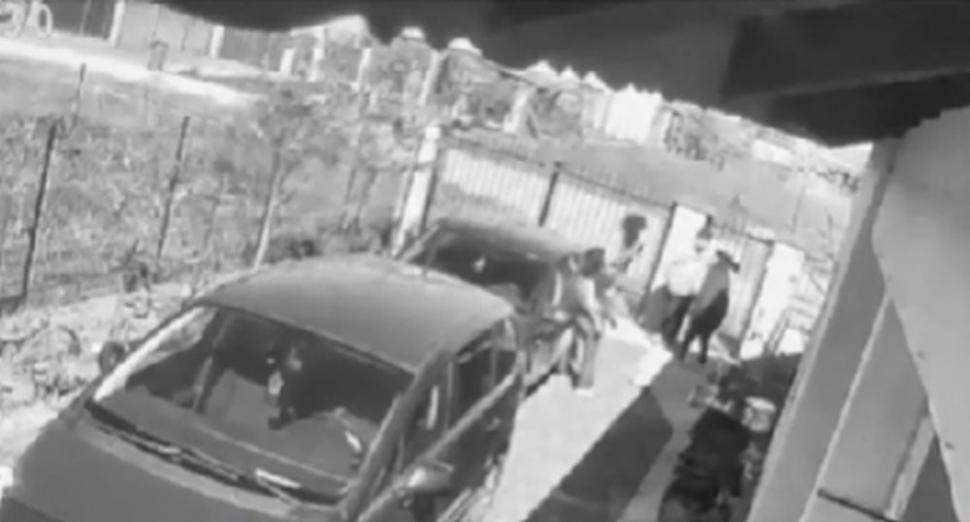 Momentul în care bărbatul din Timiș își lovește soţia cu cuțitul în fața vecinilor și a copilului. Autoritățile încearcă să identifice cadavrul carbonizat din anexa incendiată 896427