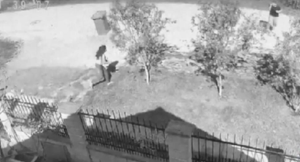 Momentul în care bărbatul din Timiș își lovește soţia cu cuțitul în fața vecinilor și a copilului. Autoritățile încearcă să identifice cadavrul carbonizat din anexa incendiată 896428