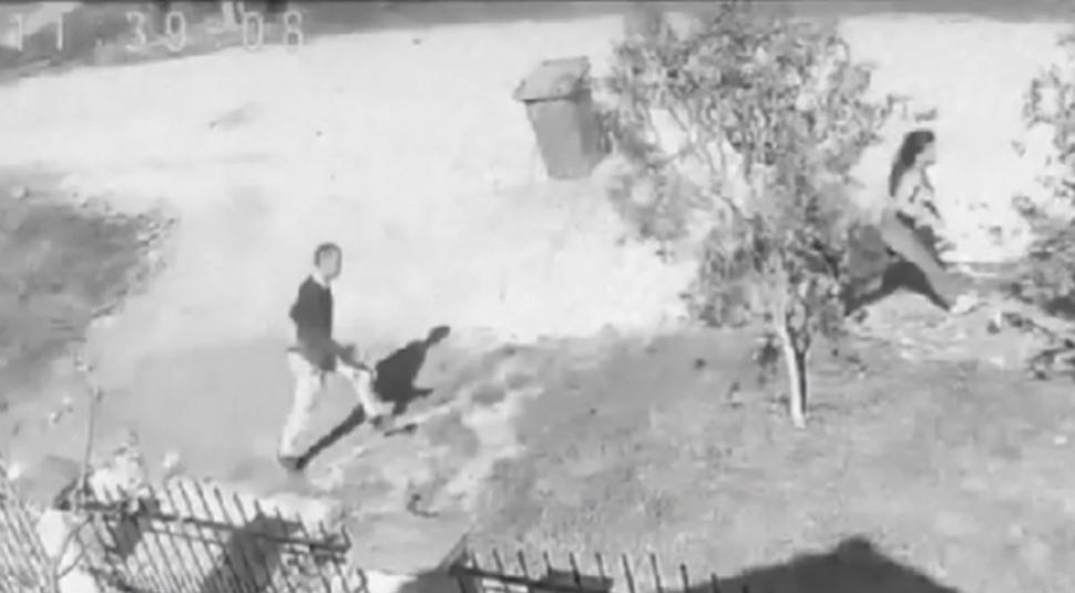 Momentul în care bărbatul din Timiș își lovește soţia cu cuțitul în fața vecinilor și a copilului. Autoritățile încearcă să identifice cadavrul carbonizat din anexa incendiată 896429