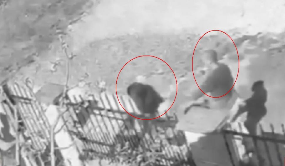 Momentul în care bărbatul din Timiș își lovește soţia cu cuțitul în fața vecinilor și a copilului. Autoritățile încearcă să identifice cadavrul carbonizat din anexa incendiată 896430