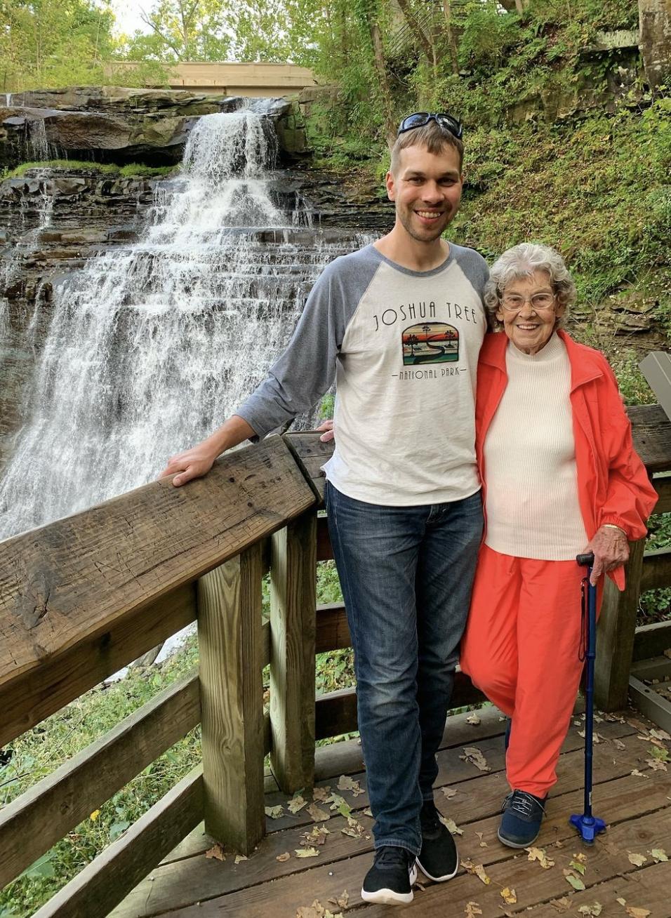 O bunicuță de 94 de ani, care nu a călătorit până la vârsta de 85, se plimbă acum în jurul lumii alături de nepotul său. ”M-am bucurat de fiecare clipă” 896594