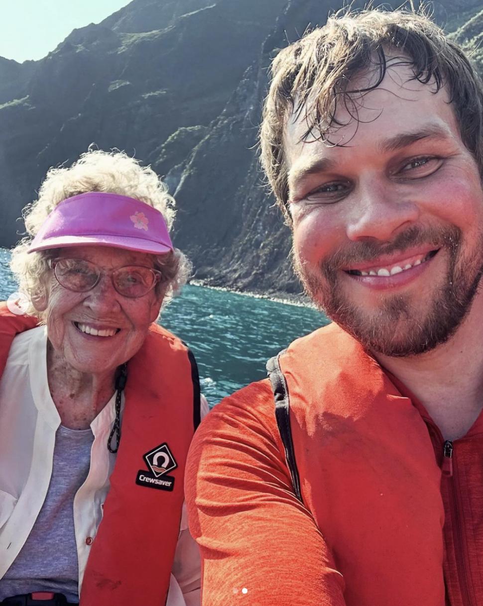 O bunicuță de 94 de ani, care nu a călătorit până la vârsta de 85, se plimbă acum în jurul lumii alături de nepotul său. ”M-am bucurat de fiecare clipă” 896596