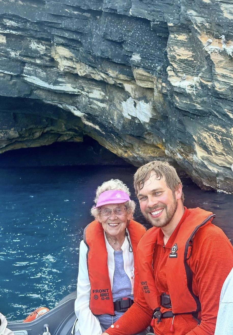 O bunicuță de 94 de ani, care nu a călătorit până la vârsta de 85, se plimbă acum în jurul lumii alături de nepotul său. ”M-am bucurat de fiecare clipă” 896603