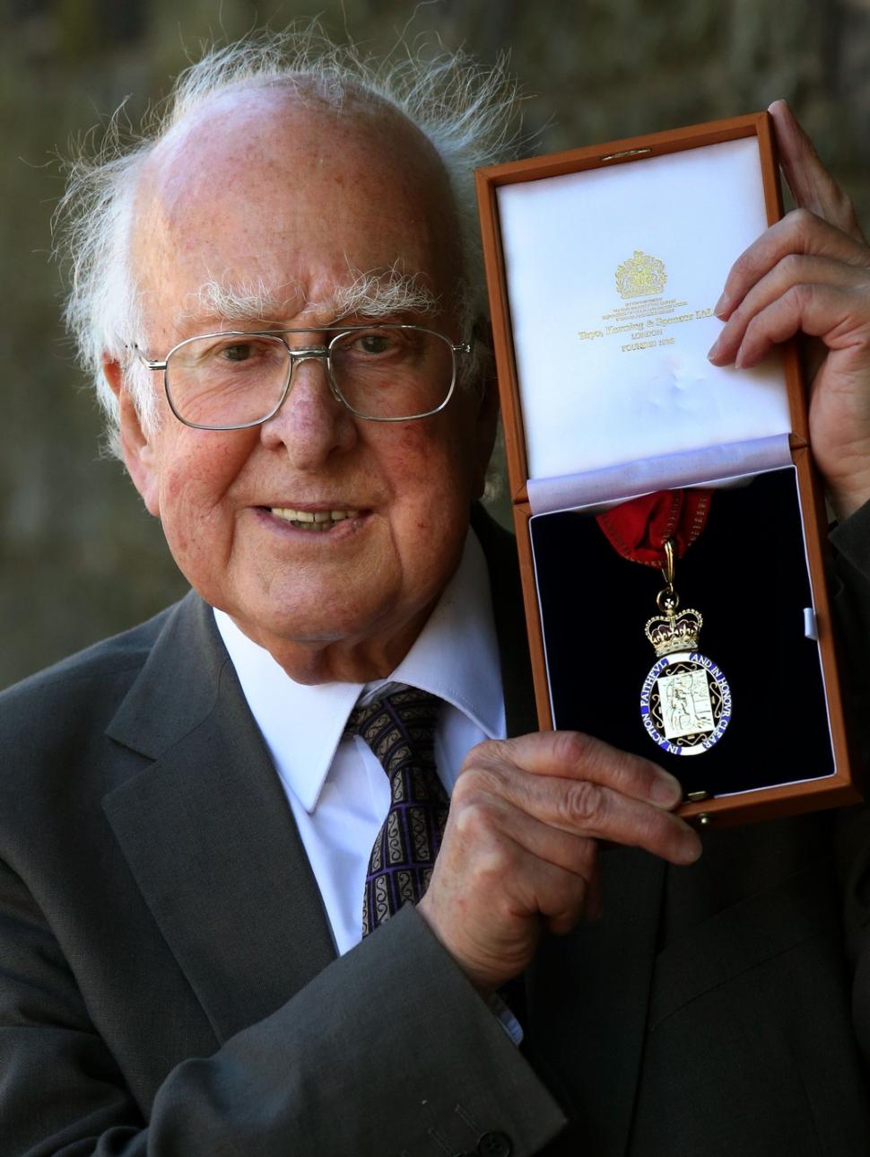 A murit fizicianul Peter Higgs, laureat al premiului Nobel. Era supranumit părintele ”particulei lui Dumnezeu” 896581