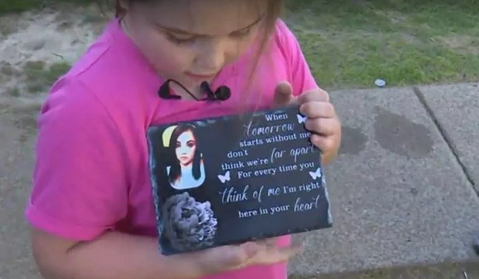 "O ajută să se vindece" | Gest impresionant al unei fetiţe de şapte ani, după moartea mamei.  A vândut limonadă pentru a-i lua o cruce la mormânt