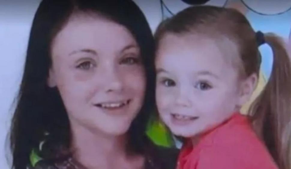 "O ajută să se vindece" | Gest impresionant al unei fetiţe de şapte ani, după moartea mamei.  A vândut limonadă pentru a-i lua o cruce la mormânt 896562