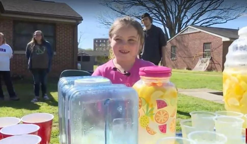 "O ajută să se vindece" | Gest impresionant al unei fetiţe de şapte ani, după moartea mamei.  A vândut limonadă pentru a-i lua o cruce la mormânt 896563