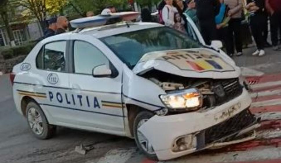 Maşină de poliţie, implicată într-un accident, în timp ce se afla în misiune, în Ialomiţa. Un agent a fost rănit 896496