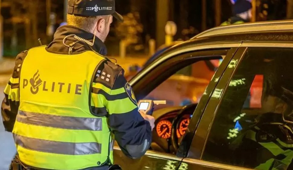 Un şofer român a făcut greşeala de a arunca un pachet de ţigări pe geamul maşinii, în Olanda, iar poliţiştii i-au descoperit secretul