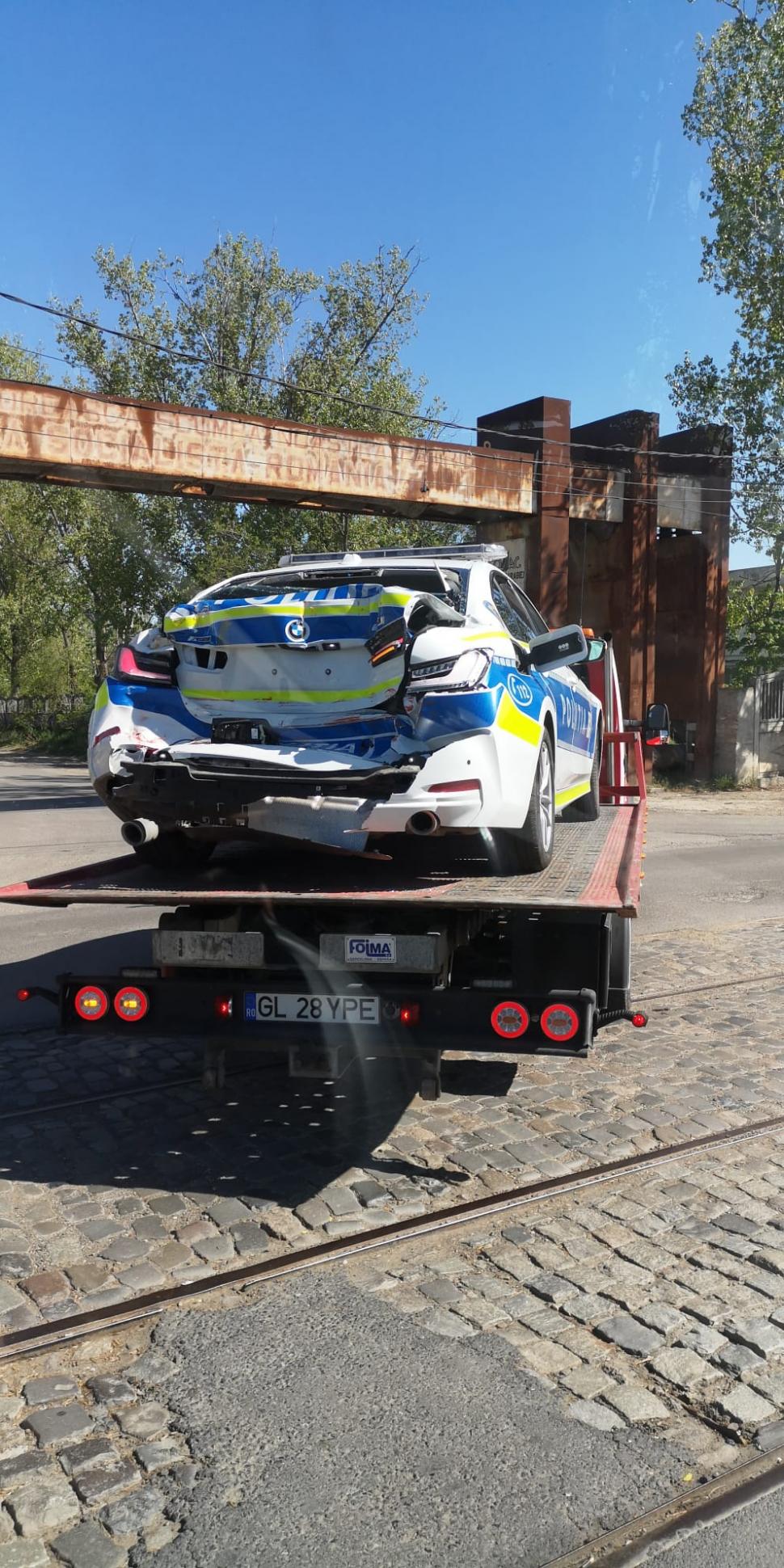 BMW de Poliţie făcut praf de tramvai, într-o intersecţie din Galaţi. Vatmaniţa a fost amendată 896732