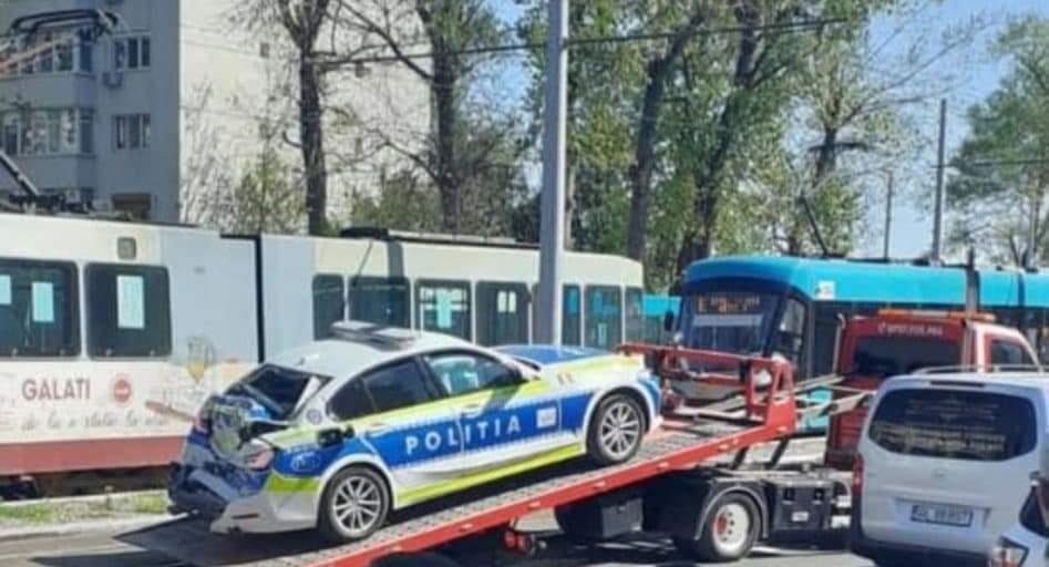 BMW de Poliţie făcut praf de tramvai, într-o intersecţie din Galaţi. Vatmaniţa a fost amendată 896734