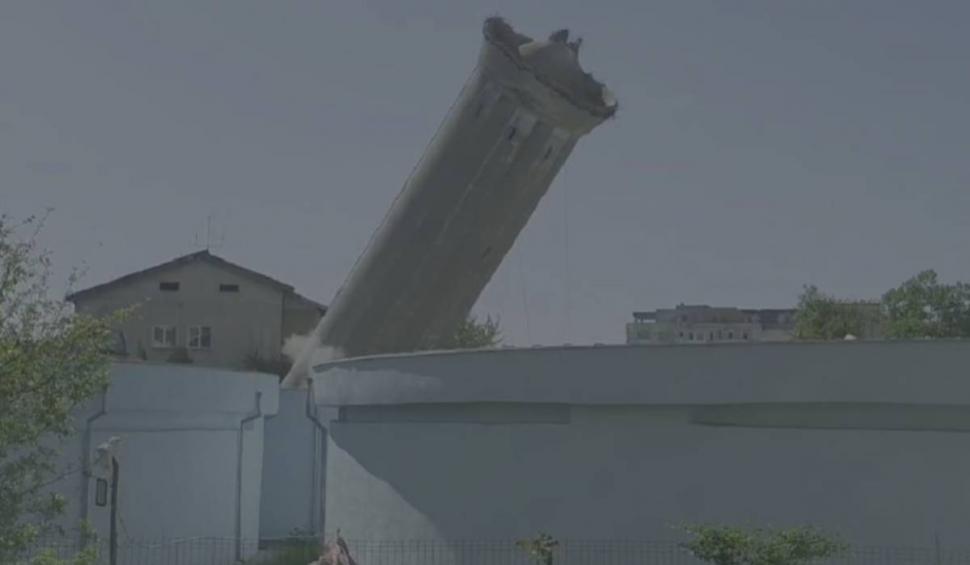 Momentul în care este demolat Castelul de Apă din Slatina. A stat nefolosit mai bine de patru decenii 896759