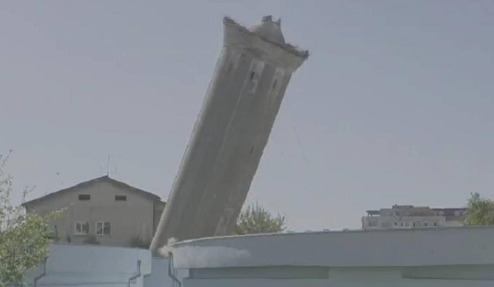 Momentul în care este demolat Castelul de Apă din Slatina. A stat nefolosit mai bine de patru decenii 896760