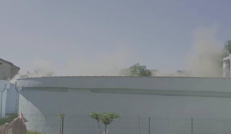 Momentul în care este demolat Castelul de Apă din Slatina. A stat nefolosit mai bine de patru decenii 896761