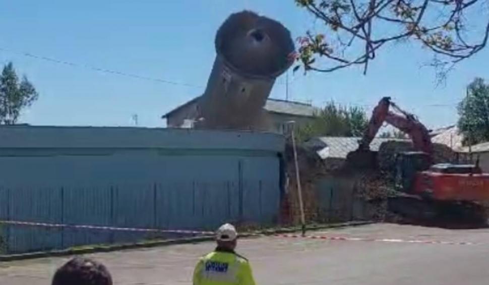 Momentul în care este demolat Castelul de Apă din Slatina. A stat nefolosit mai bine de patru decenii 896762