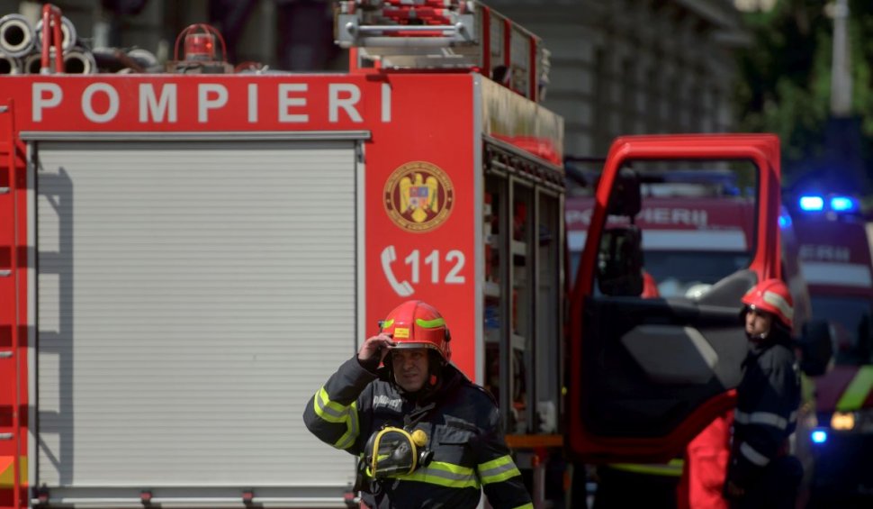 Incendiu într-un bloc din Constanța: 40 de oameni au fost evacuați, 6 refuză să iasă din apartamente