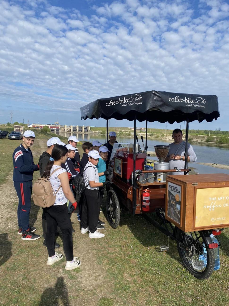 Comuna din România unde locuitorii şi-au plantat propria pădure pentru a avea unde să iasă la iarbă verde  896653