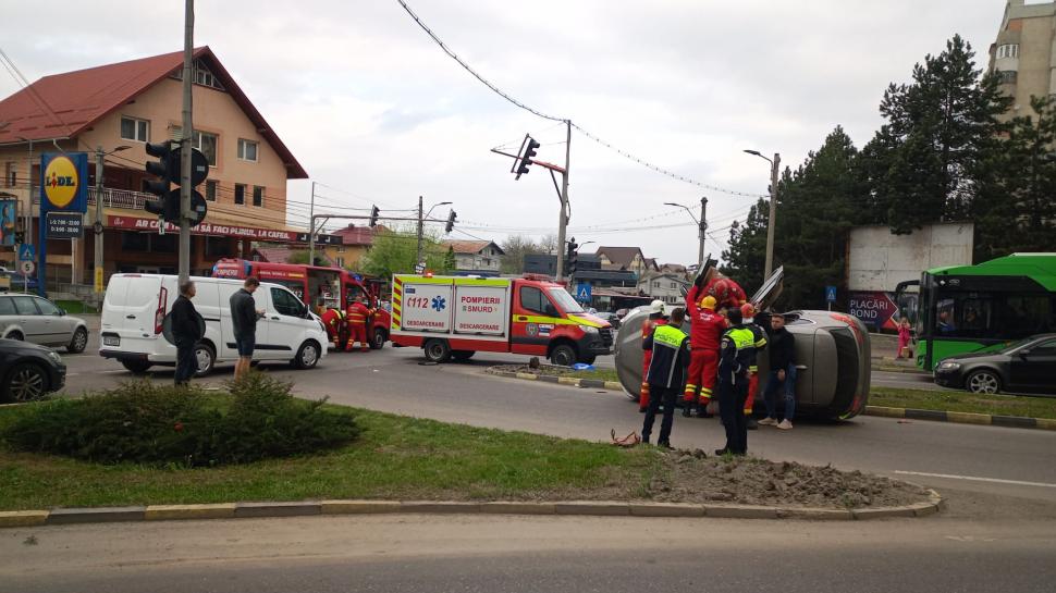  Accident spectaculos în Suceava! O şoferiţă s-a răsturnat cu maşina, după ce a forţat culoarea roşie la semafor 896899