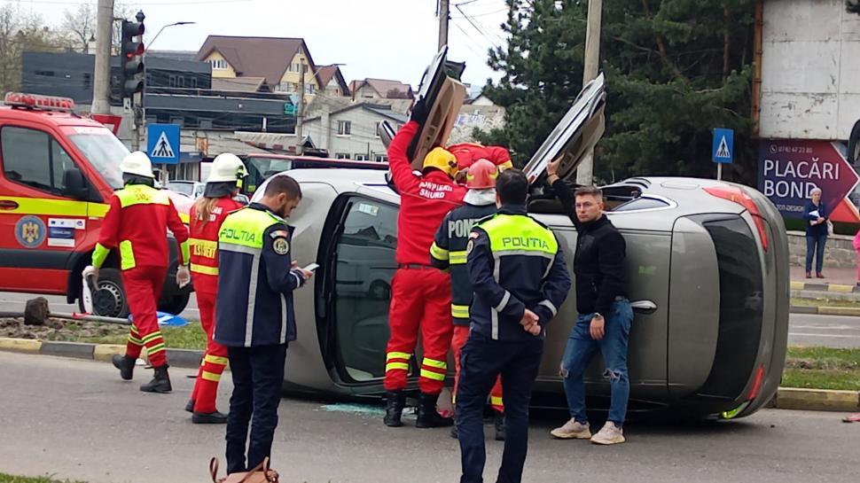  Accident spectaculos în Suceava! O şoferiţă s-a răsturnat cu maşina, după ce a forţat culoarea roşie la semafor 896900