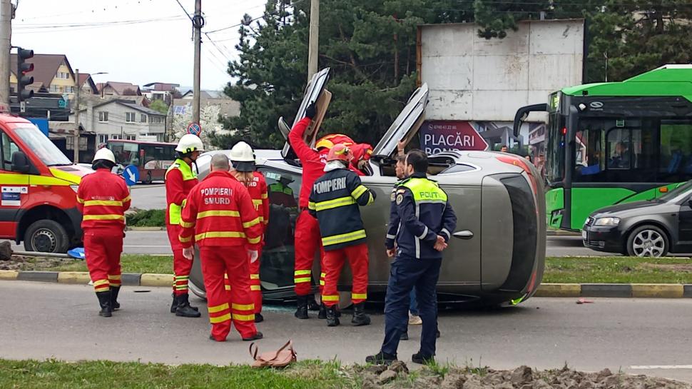  Accident spectaculos în Suceava! O şoferiţă s-a răsturnat cu maşina, după ce a forţat culoarea roşie la semafor 896901