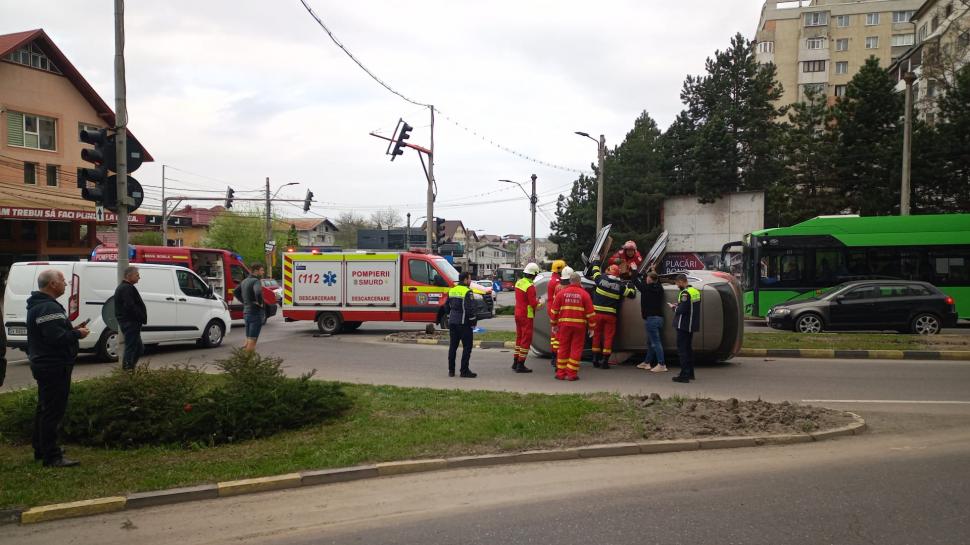  Accident spectaculos în Suceava! O şoferiţă s-a răsturnat cu maşina, după ce a forţat culoarea roşie la semafor 896902