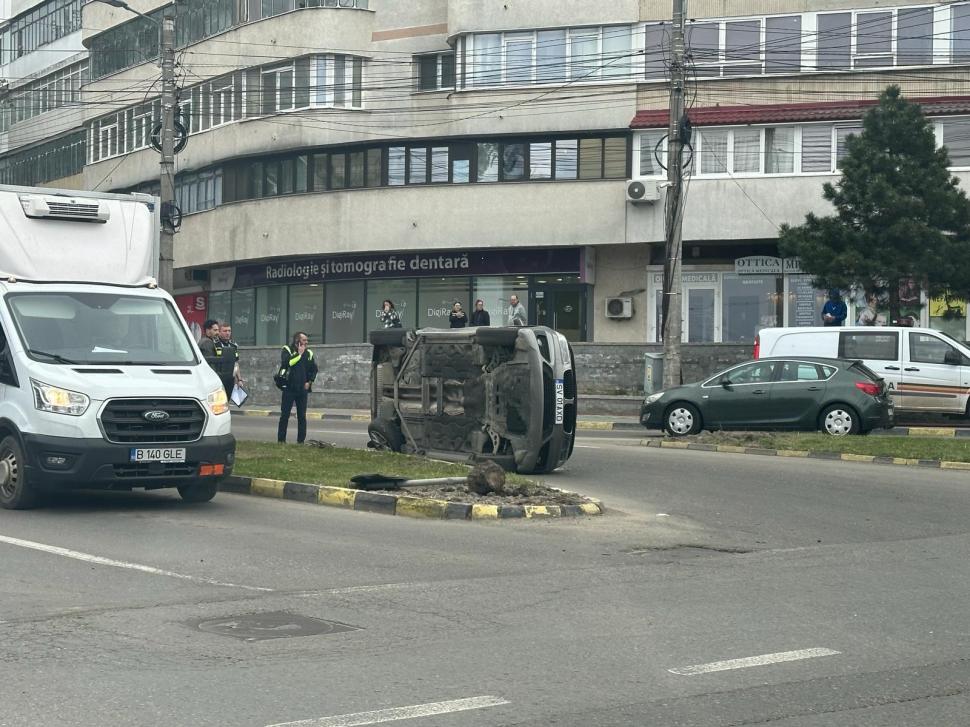  Accident spectaculos în Suceava! O şoferiţă s-a răsturnat cu maşina, după ce a forţat culoarea roşie la semafor 896903