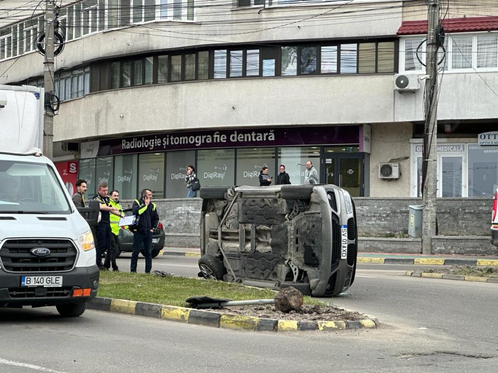  Accident spectaculos în Suceava! O şoferiţă s-a răsturnat cu maşina, după ce a forţat culoarea roşie la semafor 896904