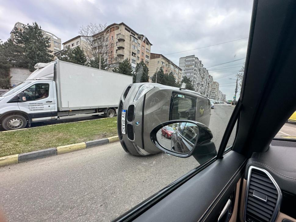  Accident spectaculos în Suceava! O şoferiţă s-a răsturnat cu maşina, după ce a forţat culoarea roşie la semafor 896905