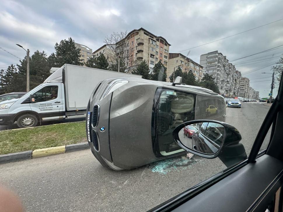 Accident spectaculos în Suceava! O şoferiţă s-a răsturnat cu maşina, după ce a forţat culoarea roşie la semafor 896906