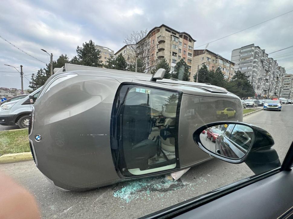  Accident spectaculos în Suceava! O şoferiţă s-a răsturnat cu maşina, după ce a forţat culoarea roşie la semafor 896907