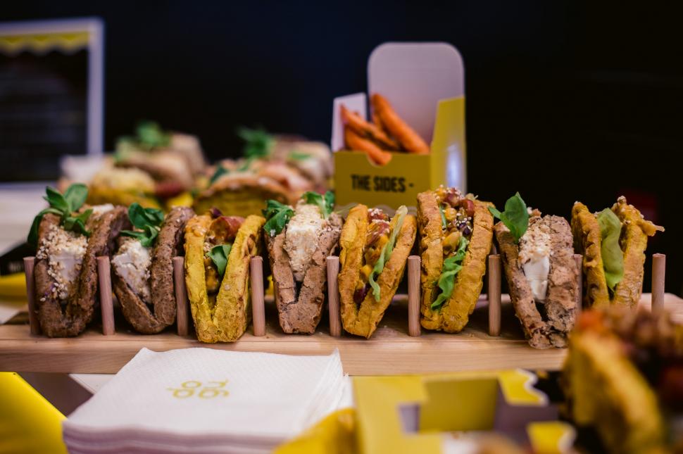 DOGU, conceptul revoluționar de fast-food 100% românesc, care aduce în HORECA un nou tip de Hot Dog reinterpetat în Bucureşti 896890