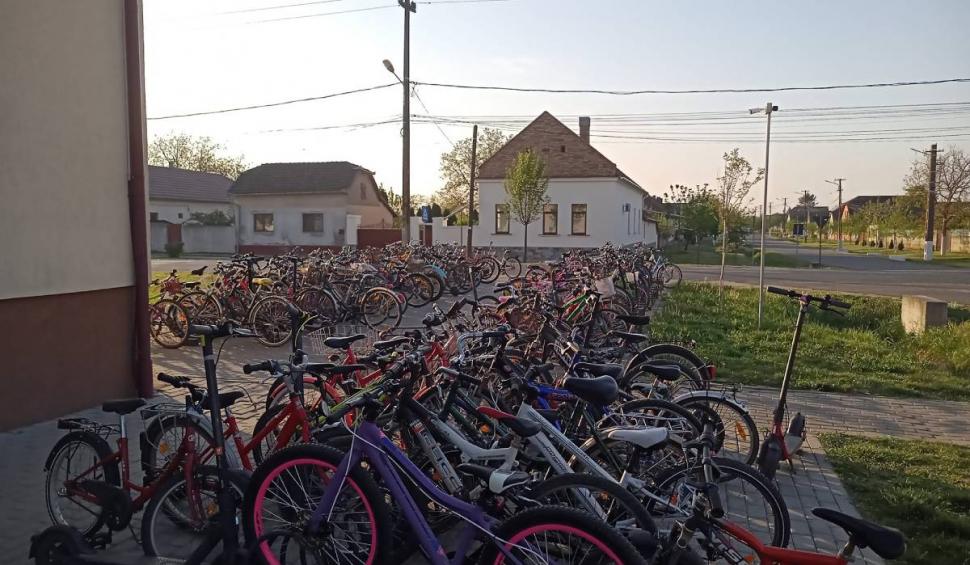 Comuna din România cu o "mare de biciclete" în fața școlii. Aproape 200 de elevi merg la școală pe două roţi 896960
