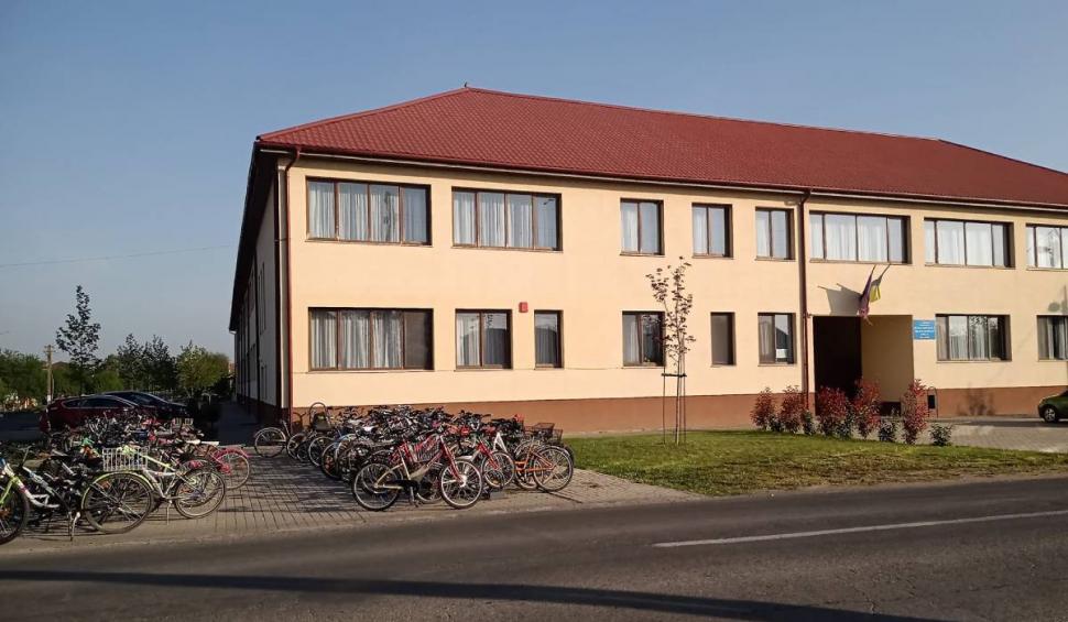 Comuna din România cu o "mare de biciclete" în fața școlii. Aproape 200 de elevi merg la școală pe două roţi 896961