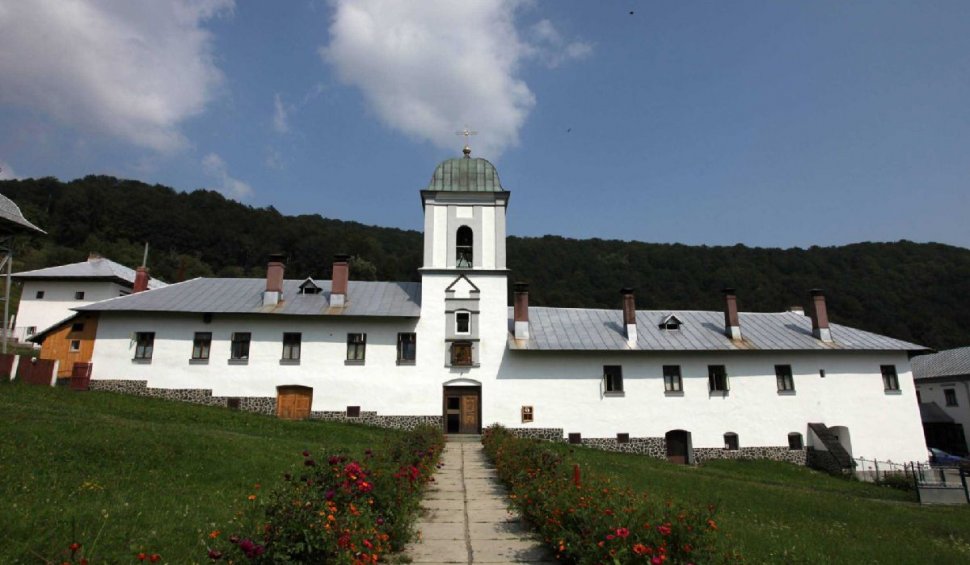 Athosul României, mănăstirea aflată sub blestemul Sfântului Calinic de la Cernica. Nu calcă picior de femeie de teama cumplitului jurământ