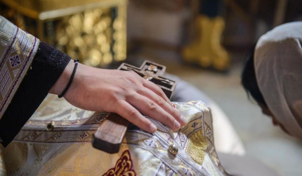Salariile pe care le încasează preoții din România, în funcție de vechime și studii | Câți bani ia Patriarhul Daniel 