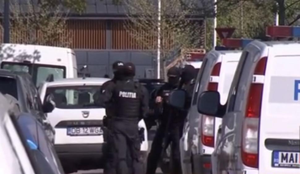 Un turc care ameninţa copiii cu cuţitul este principalul suspect în cazul femeii ucise şi tranşate, al cărei cadavru a fost aruncat lângă autostrada A1. Locuința din Rahova, percheziționată de anchetatori 896908