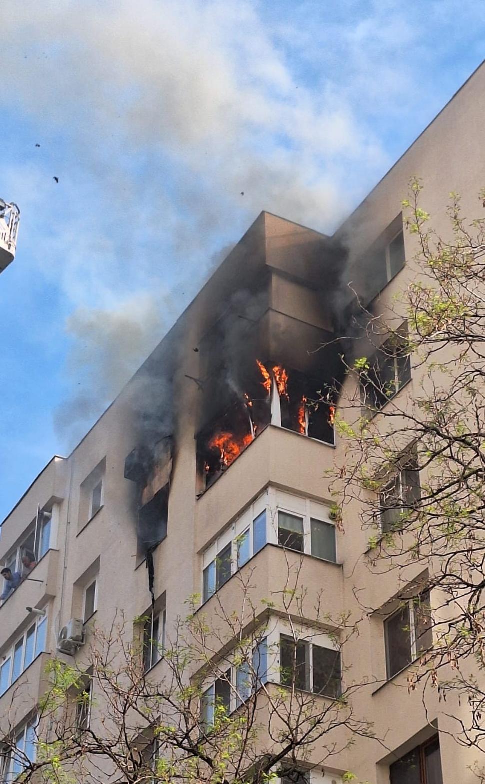 Incendiu puternic într-un bloc cu opt etaje din București! Două persoane au murit, alte nouă au primit îngrijiri medicale, inclusiv un copil 897337